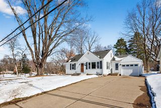 1946 Chatsworth Street N, Roseville, MN 55113