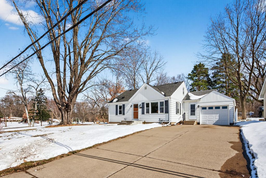 1946 Chatsworth Street N, Roseville, MN 55113