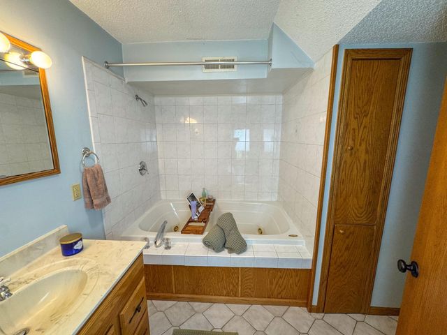 1656 Mark Court, Shakopee, MN 55379