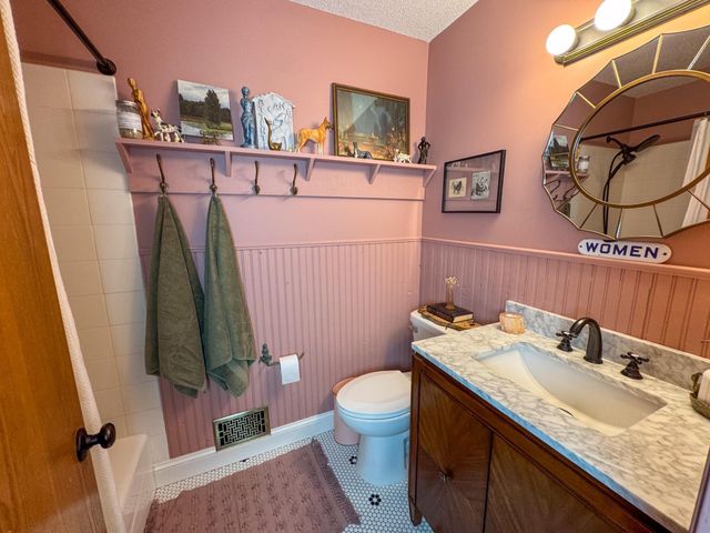 1656 Mark Court, Shakopee, MN 55379