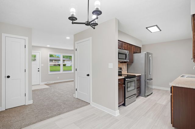 408 LOCH LN, Columbia, MO 65203