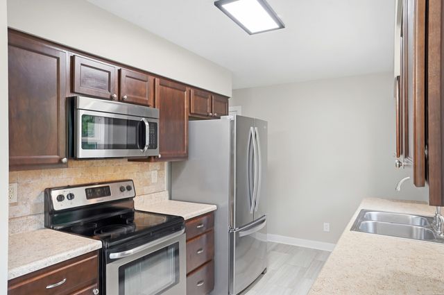 408 LOCH LN, Columbia, MO 65203