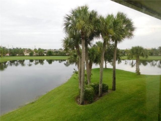 30 Plantation Drive 104, Vero Beach, FL 32966