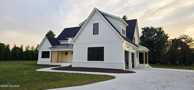 2827 Landing Circle, Grimesland, NC 27837