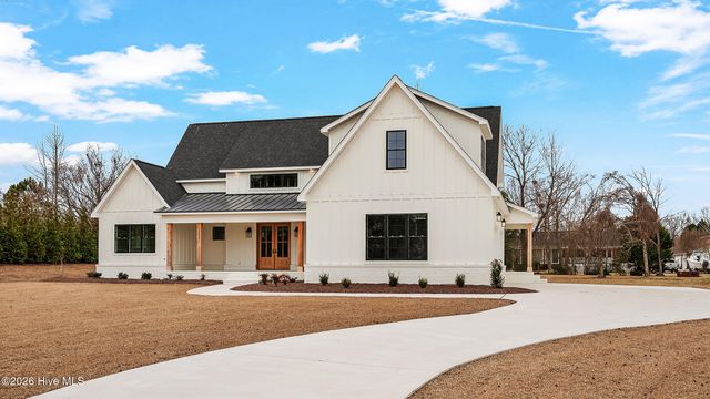 2827 Landing Circle, Grimesland, NC 27837