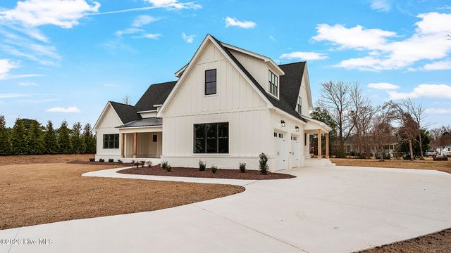 2827 Landing Circle, Grimesland, NC 27837