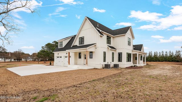 2827 Landing Circle, Grimesland, NC 27837