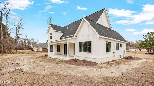 2827 Landing Circle, Grimesland, NC 27837