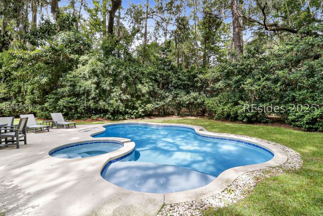 11 Planters Wood Ct, Hilton Head Island, SC 29928