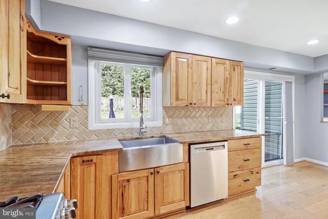 4111 MEADOW HILL LN, Fairfax, VA 22033