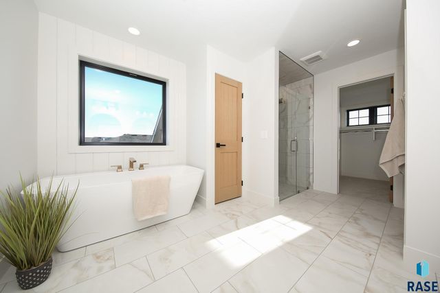 2408 S Galena Ct Court, Sioux Falls, SD 57110