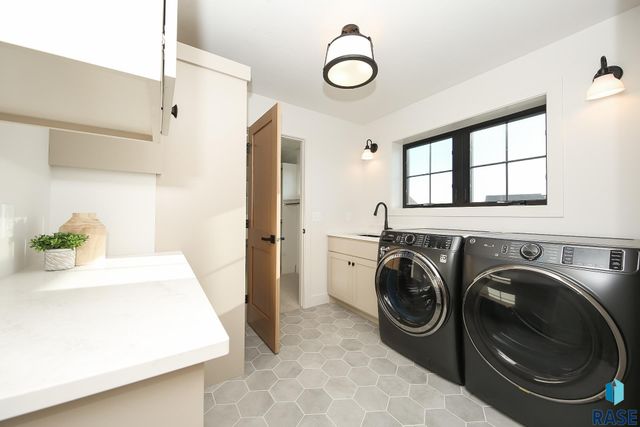 2408 S Galena Ct Court, Sioux Falls, SD 57110