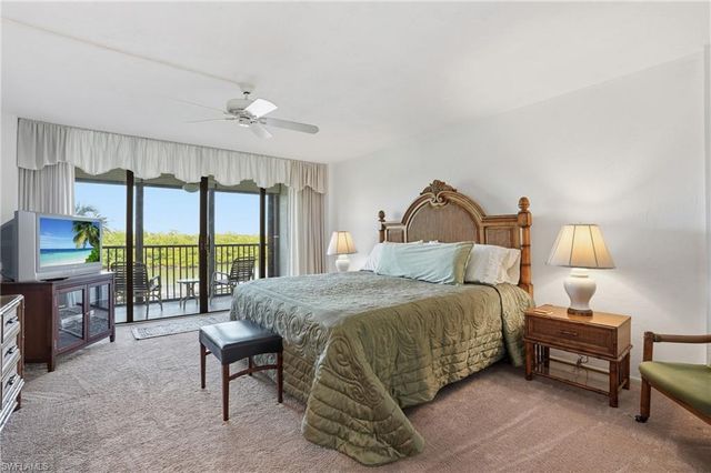 11 Bluebill AVE # 203, Naples, FL 34108