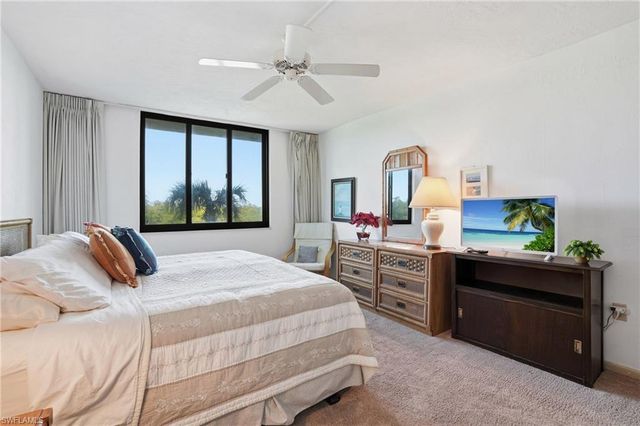 11 Bluebill AVE # 203, Naples, FL 34108