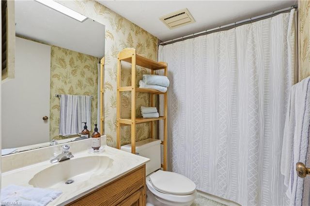 11 Bluebill AVE # 203, Naples, FL 34108