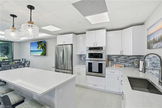 11 Bluebill AVE # 203, Naples, FL 34108