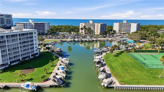 11 Bluebill AVE # 203, Naples, FL 34108