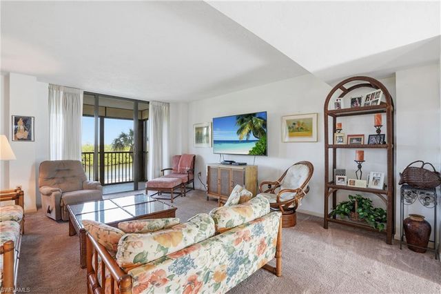 11 Bluebill AVE # 203, Naples, FL 34108