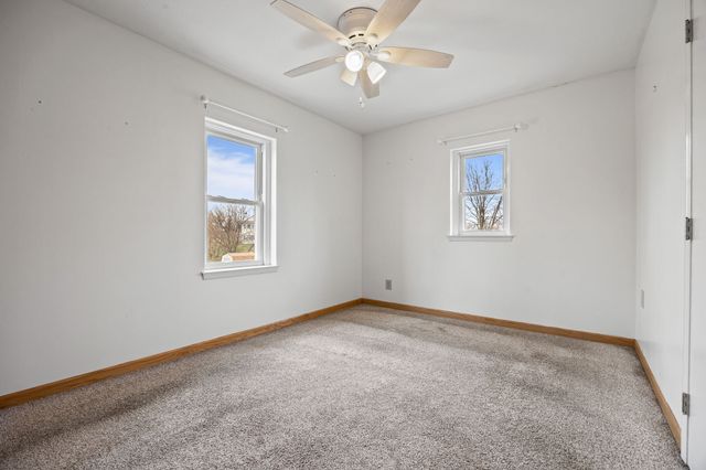 214 N 16th Avenue W, Newton, IA 50208