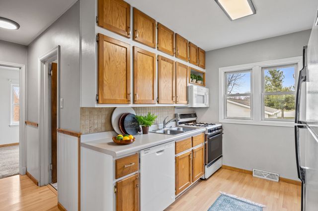 214 N 16th Avenue W, Newton, IA 50208