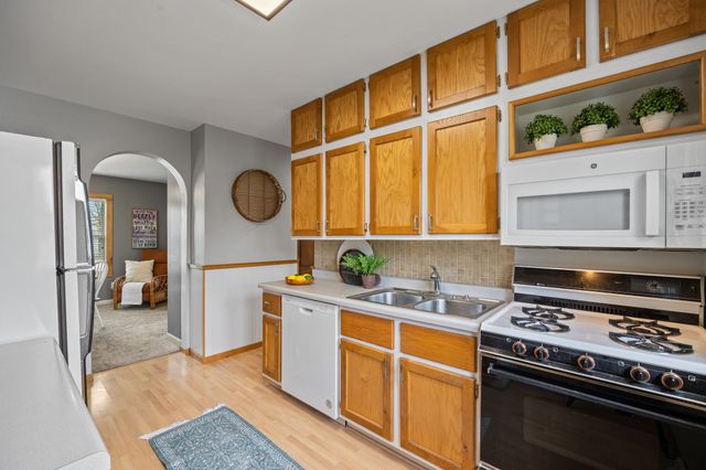 214 N 16th Avenue W, Newton, IA 50208