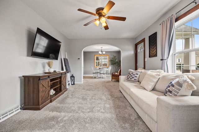 214 N 16th Avenue W, Newton, IA 50208