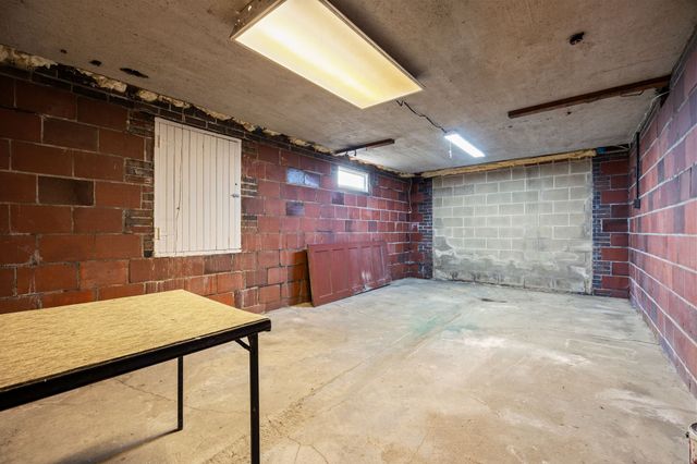 214 N 16th Avenue W, Newton, IA 50208