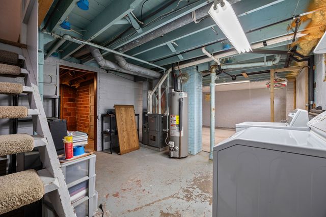 214 N 16th Avenue W, Newton, IA 50208