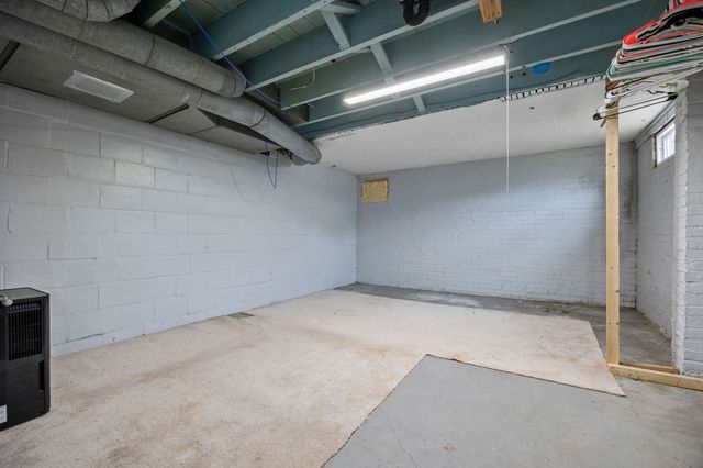 214 N 16th Avenue W, Newton, IA 50208