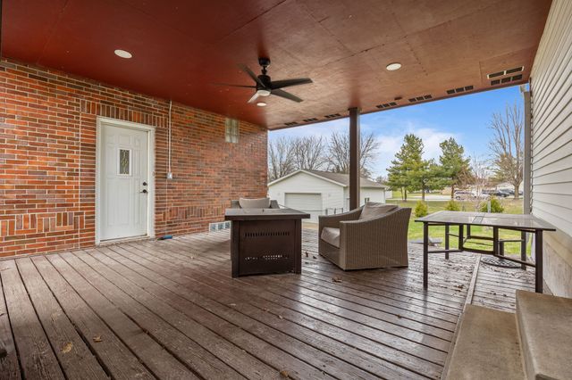 214 N 16th Avenue W, Newton, IA 50208