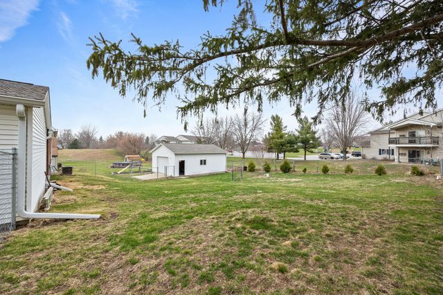 214 N 16th Avenue W, Newton, IA 50208