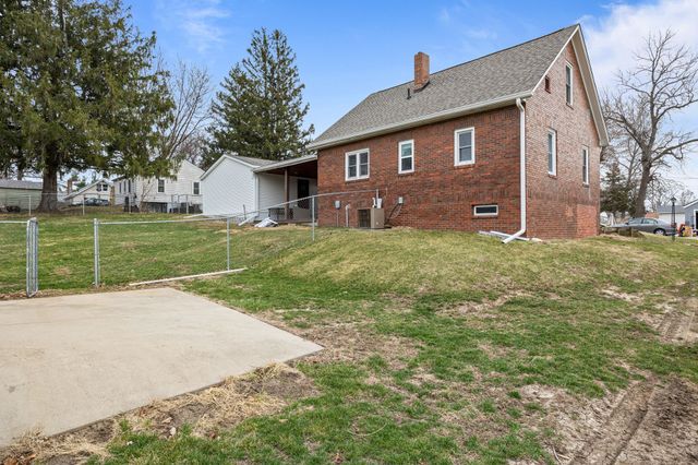 214 N 16th Avenue W, Newton, IA 50208