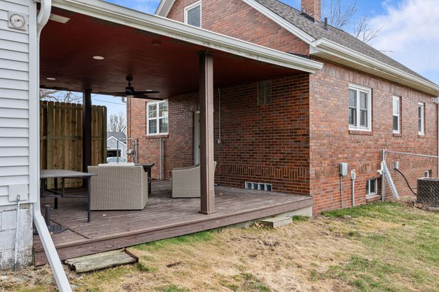 214 N 16th Avenue W, Newton, IA 50208