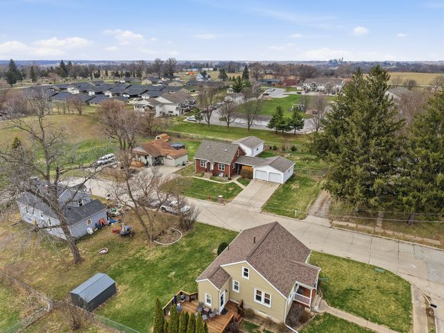 214 N 16th Avenue W, Newton, IA 50208