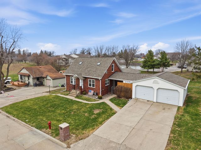 214 N 16th Avenue W, Newton, IA 50208