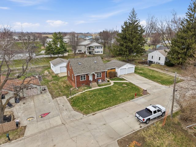 214 N 16th Avenue W, Newton, IA 50208
