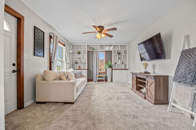 214 N 16th Avenue W, Newton, IA 50208