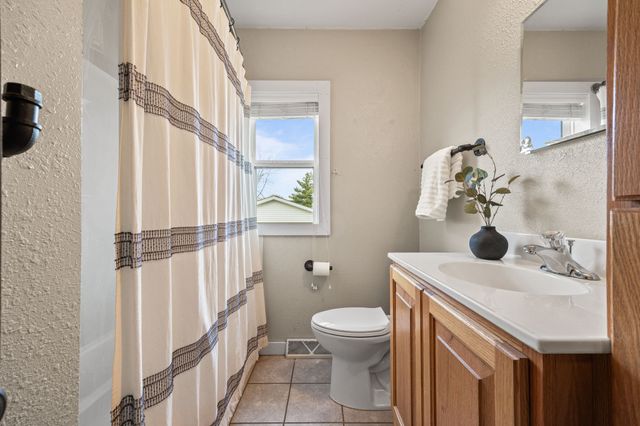 214 N 16th Avenue W, Newton, IA 50208