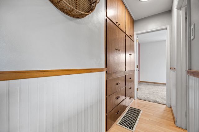 214 N 16th Avenue W, Newton, IA 50208