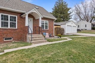 214 N 16th Avenue W, Newton, IA 50208
