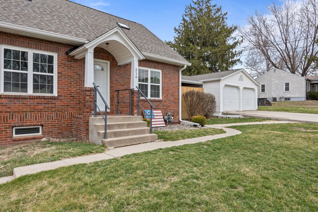 214 N 16th Avenue W, Newton, IA 50208