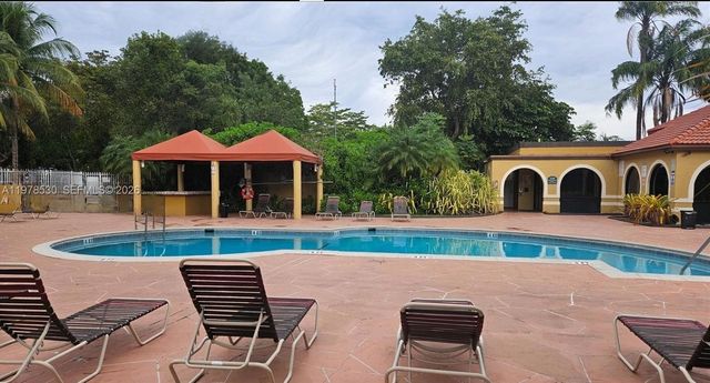 15600 SW 80th St L-302, Miami, FL 33193