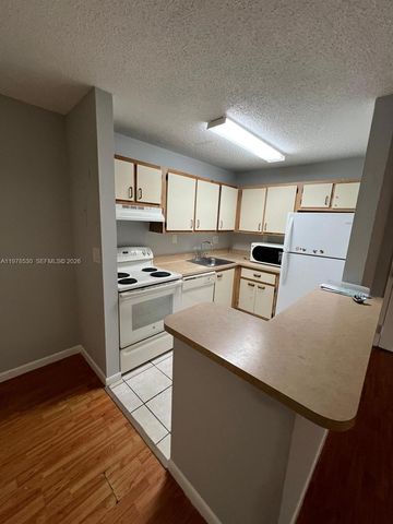 15600 SW 80th St L-302, Miami, FL 33193