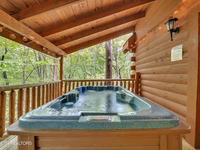 1805 Mossy Tr, Sevierville, TN 37876
