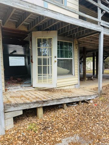 1119 Plum, Floresville, TX 78114