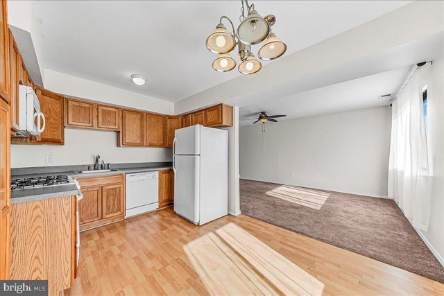 7504 HILLTOP DR #202, Brookhaven, PA 19015