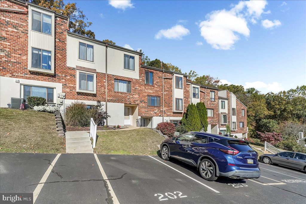 7504 HILLTOP DR #202, Brookhaven, PA 19015