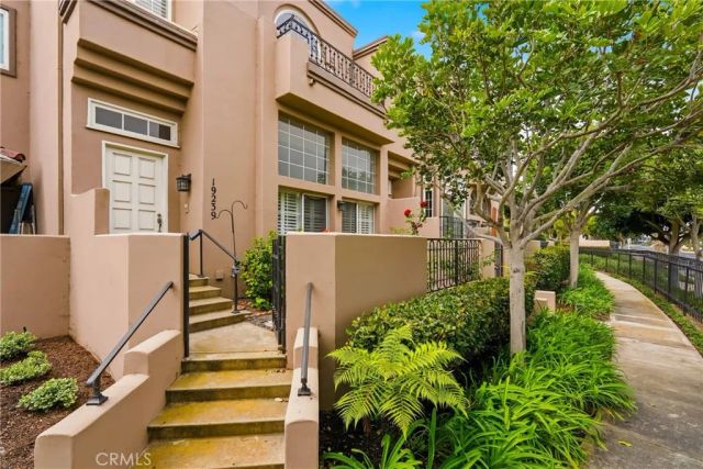 19239 Meadowood Cir, Huntington Beach, CA 92648