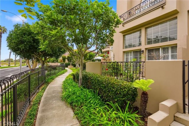 19239 Meadowood Cir, Huntington Beach, CA 92648