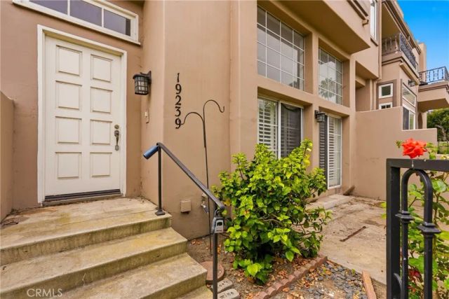 19239 Meadowood Cir, Huntington Beach, CA 92648